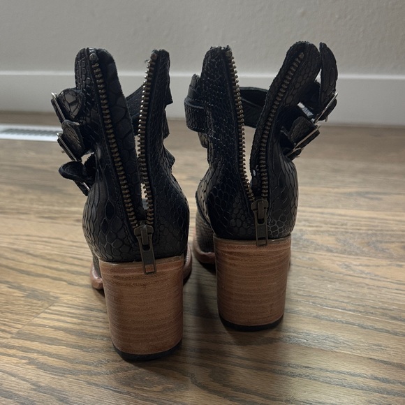 Freebird Black Strappy Women's Shoes- size:6 - like new condition! - Picture 6 of 8